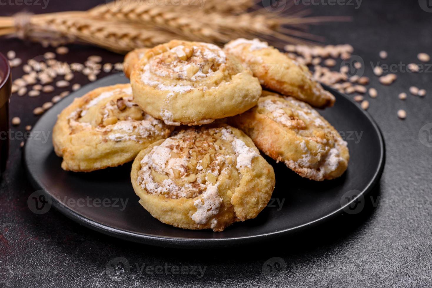 rollos de canela de hojaldre glaseados caseros con natillas y pasas foto