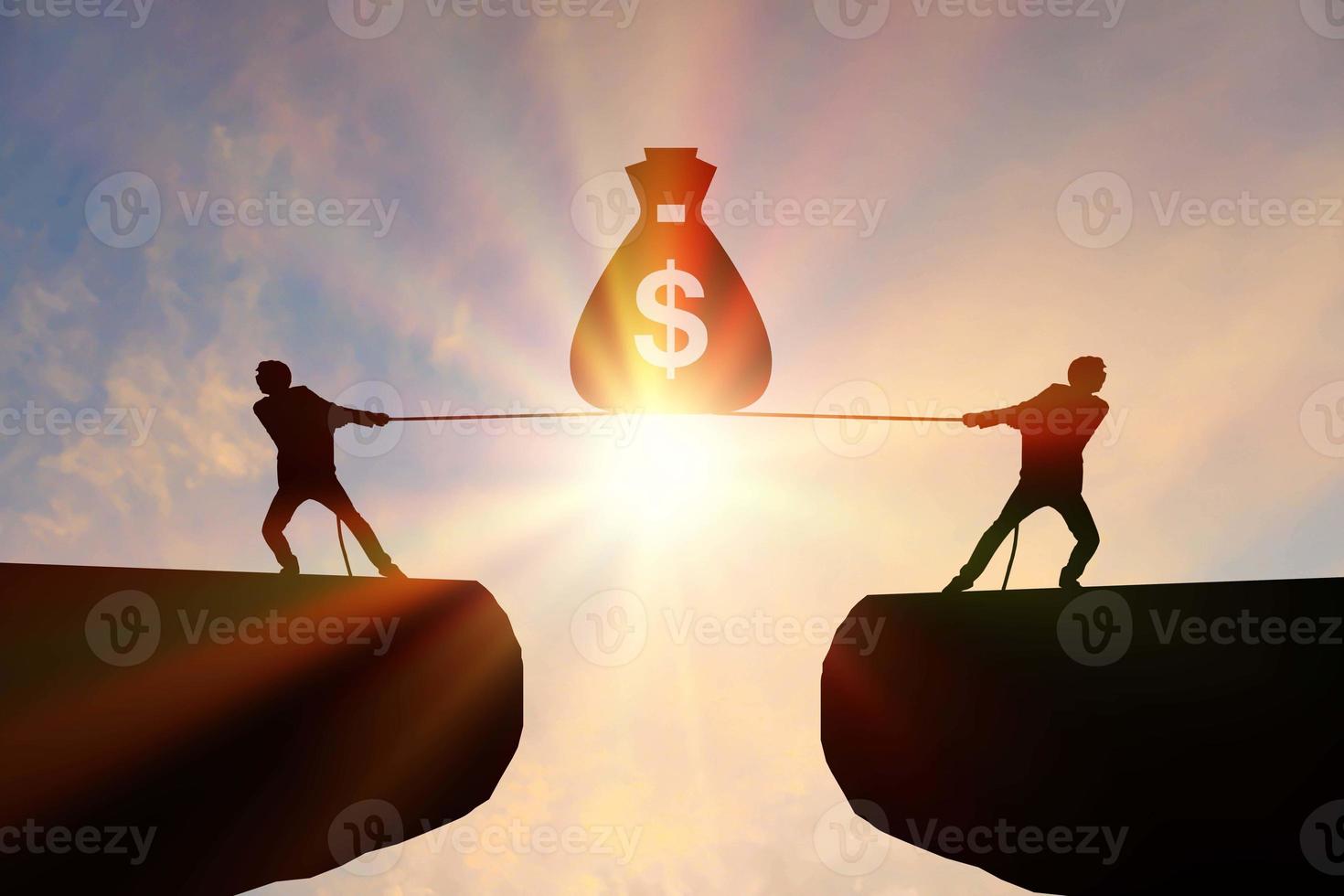 silueta dos hombres de negocios compiten para tirar de la cuerda con un signo de dólar en el medio. competir por conceptos de negocio. foto
