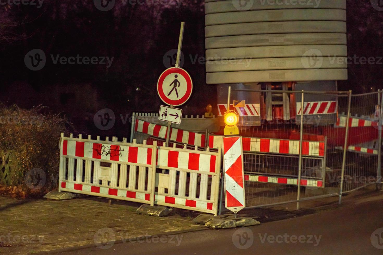 sitio de construcción de carreteras en la noche foto