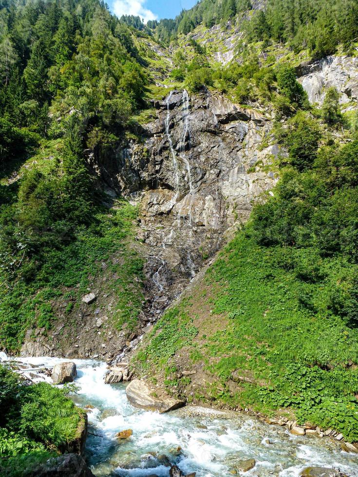 tiro vertical de una montaña boscosa cerca del río foto