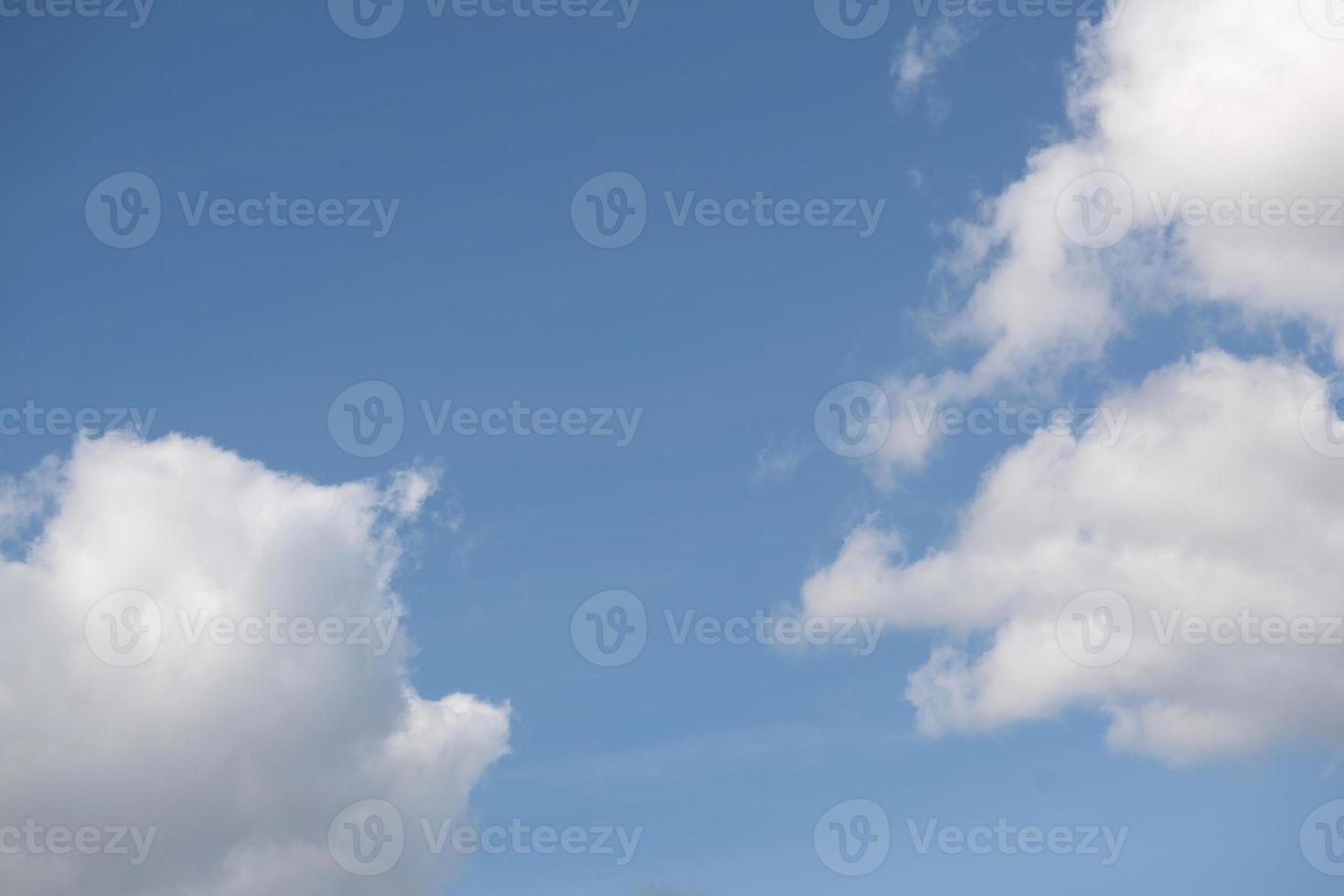 nubes blancas con cielo azul foto