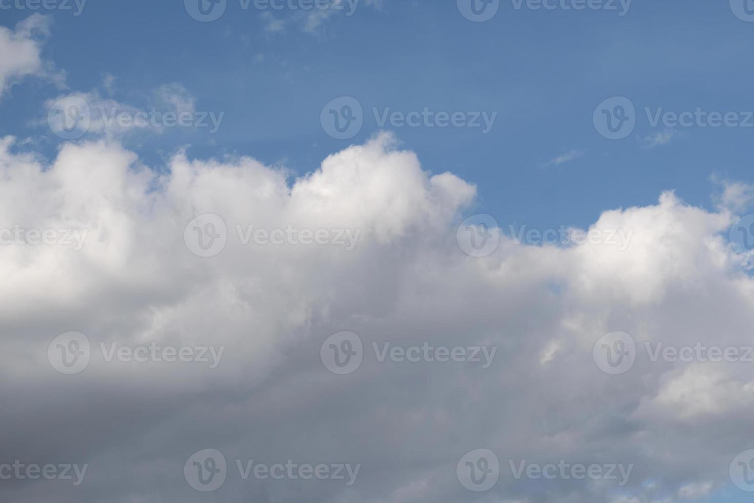 nubes blancas con cielo azul foto