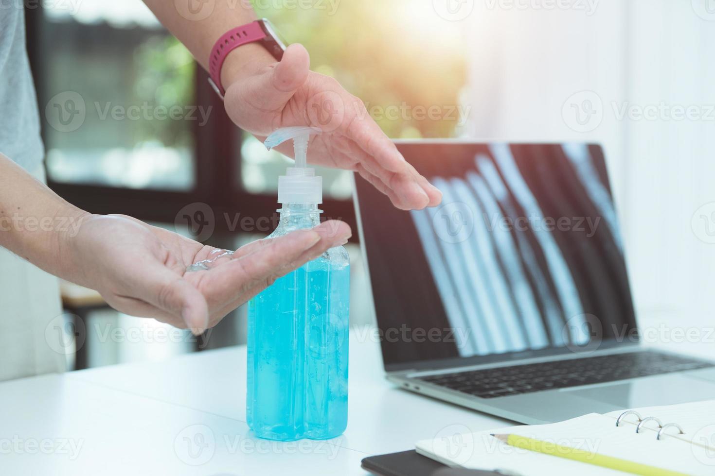 gel desinfectante para manos o gel para prevenir la infección por virus para prevenir la higiene del virus covid-19 y la prevención de la infección por el virus de la corona enfermedad por coronavirus 2019 concepto médico y de protección. foto