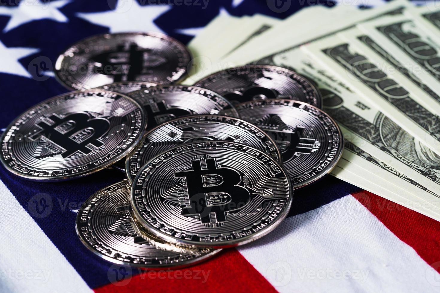 monedas y billetes de bitcoin en la bandera de estados unidos foto