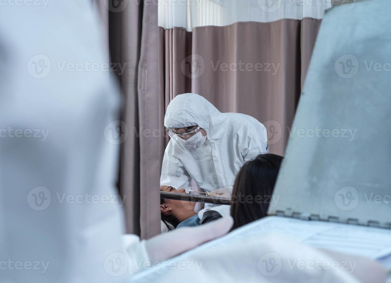 hospital clínica o laboratorio médico científico usar ppe blanco aislado uniforme enfermo cama paciente empresarios para tratamiento atención médica antivirus covid-19 rsv corona bacterias enfermedad protección médica. foto