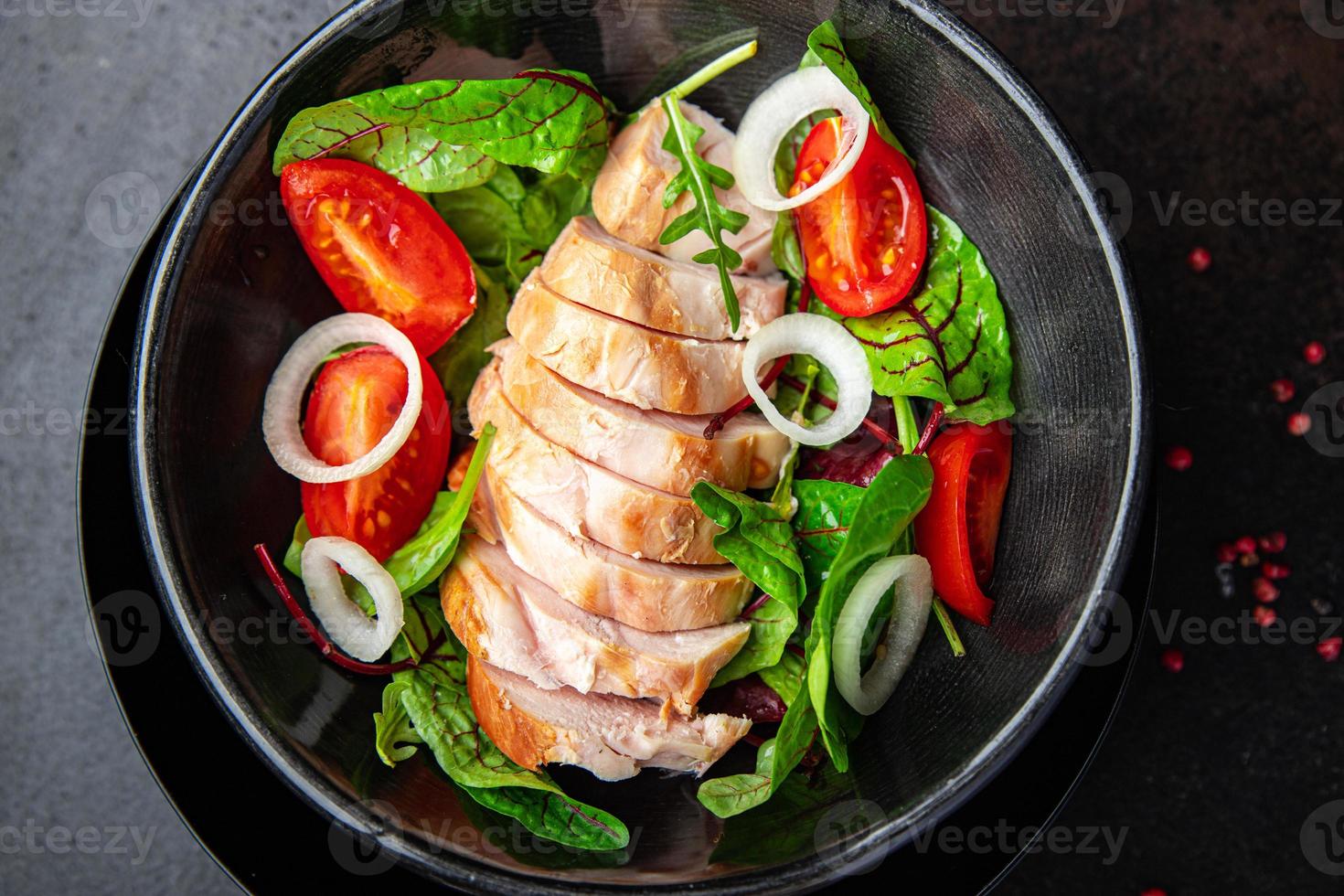 ensalada de pollo tomate vegetal, pechuga de pollo, cebolla, mezcla verde deja lechuga comida fresca comida bocadillo en la mesa foto