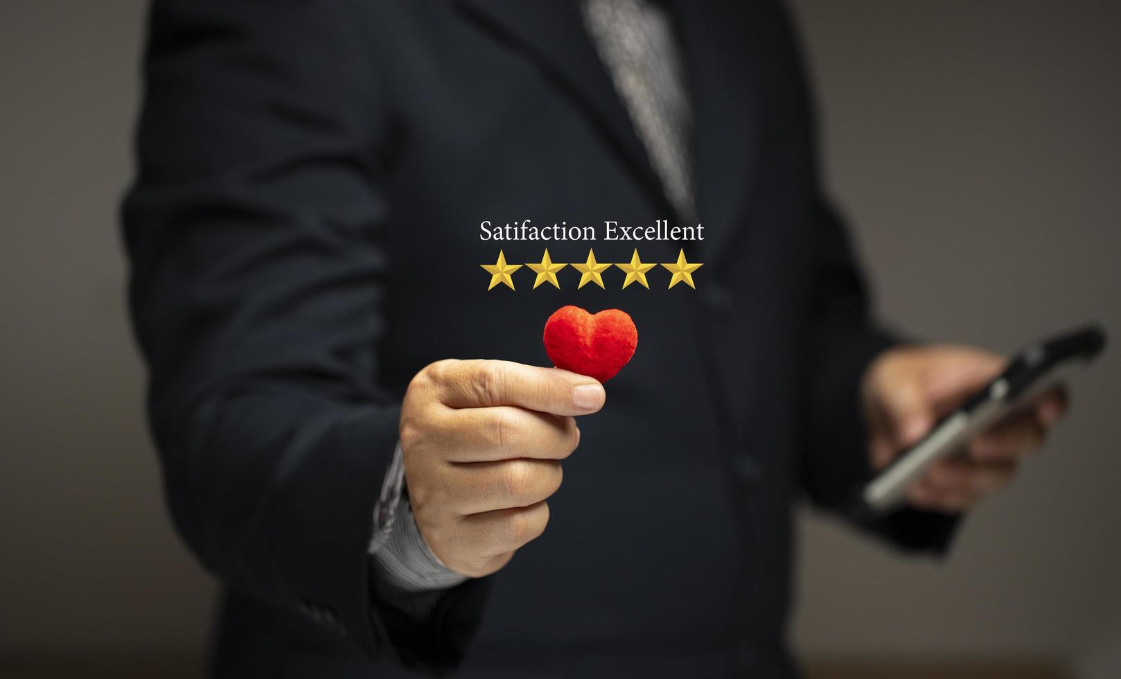 concepto de satisfacción. satisfacción excelente más alta del cliente la calificación de servicio de cinco estrellas y un corazón rojo. foto
