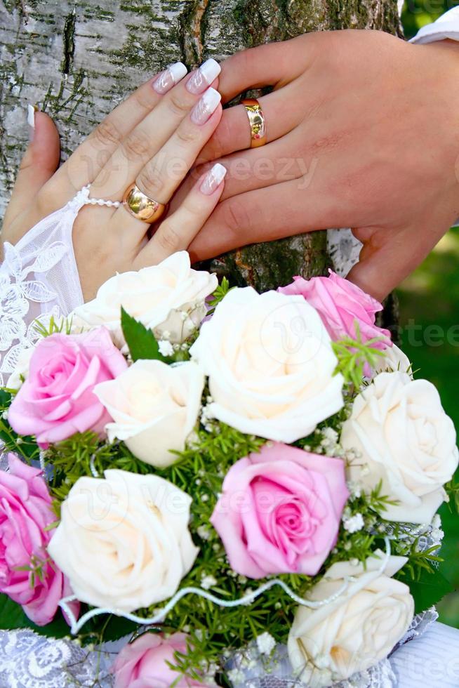 hands rings and bouquet photo