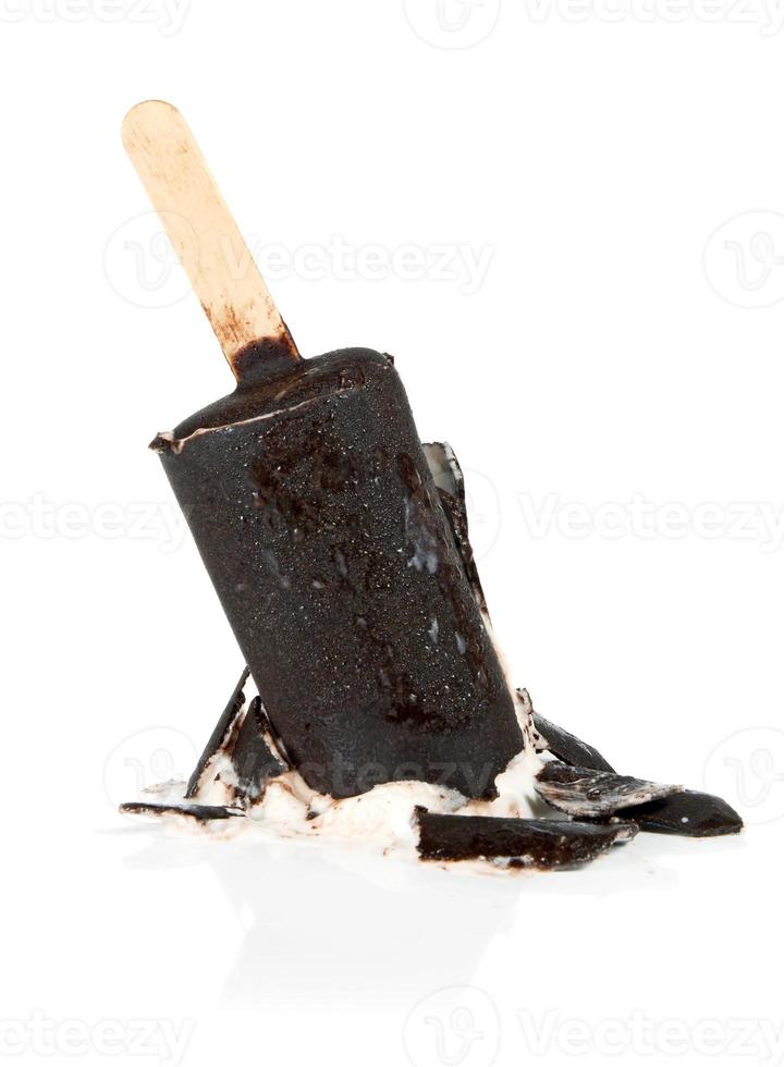 helado caído con chocolate en un palo foto