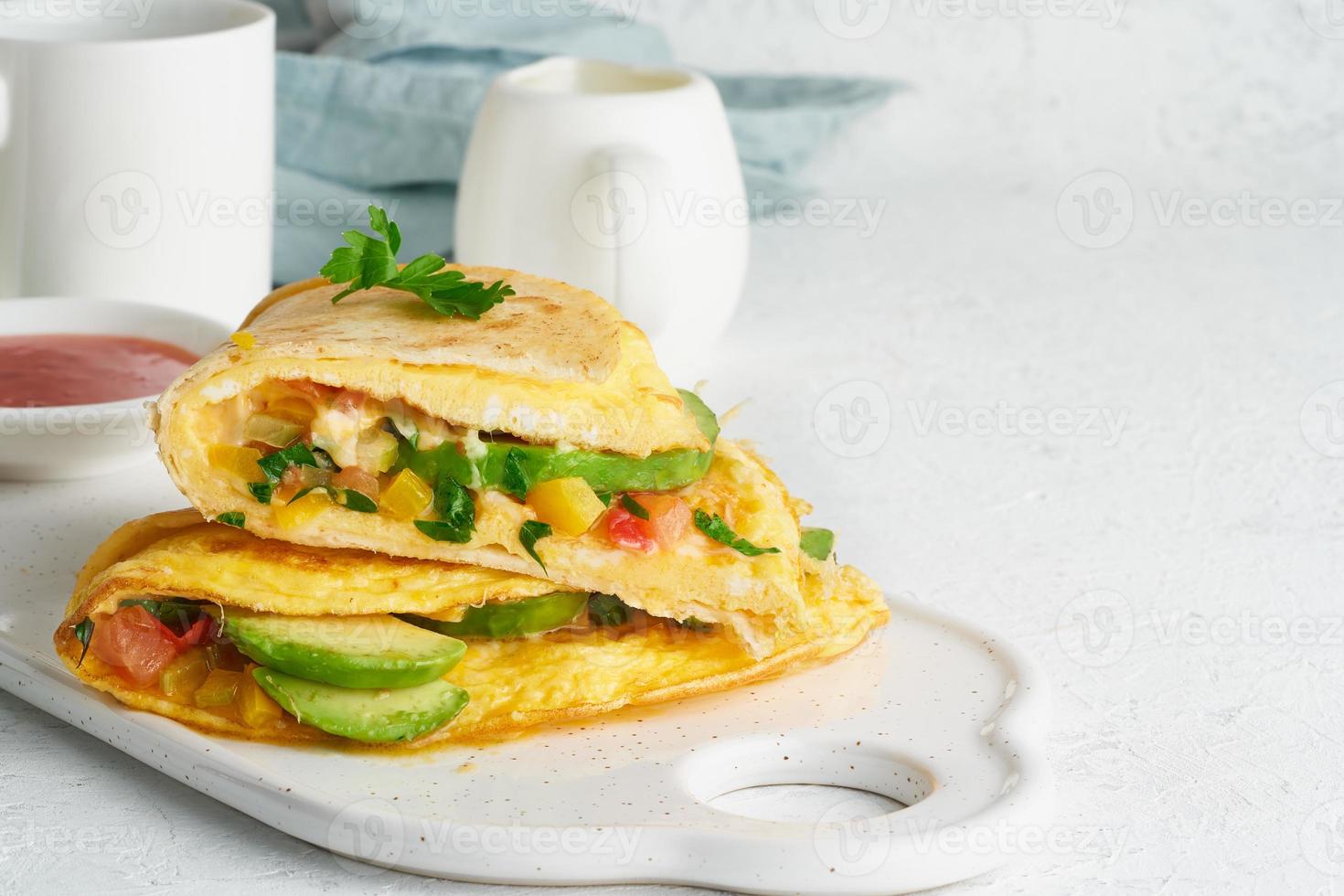 desayuno de moda con quesadilla y huevos, comida de moda con tortilla, queso foto