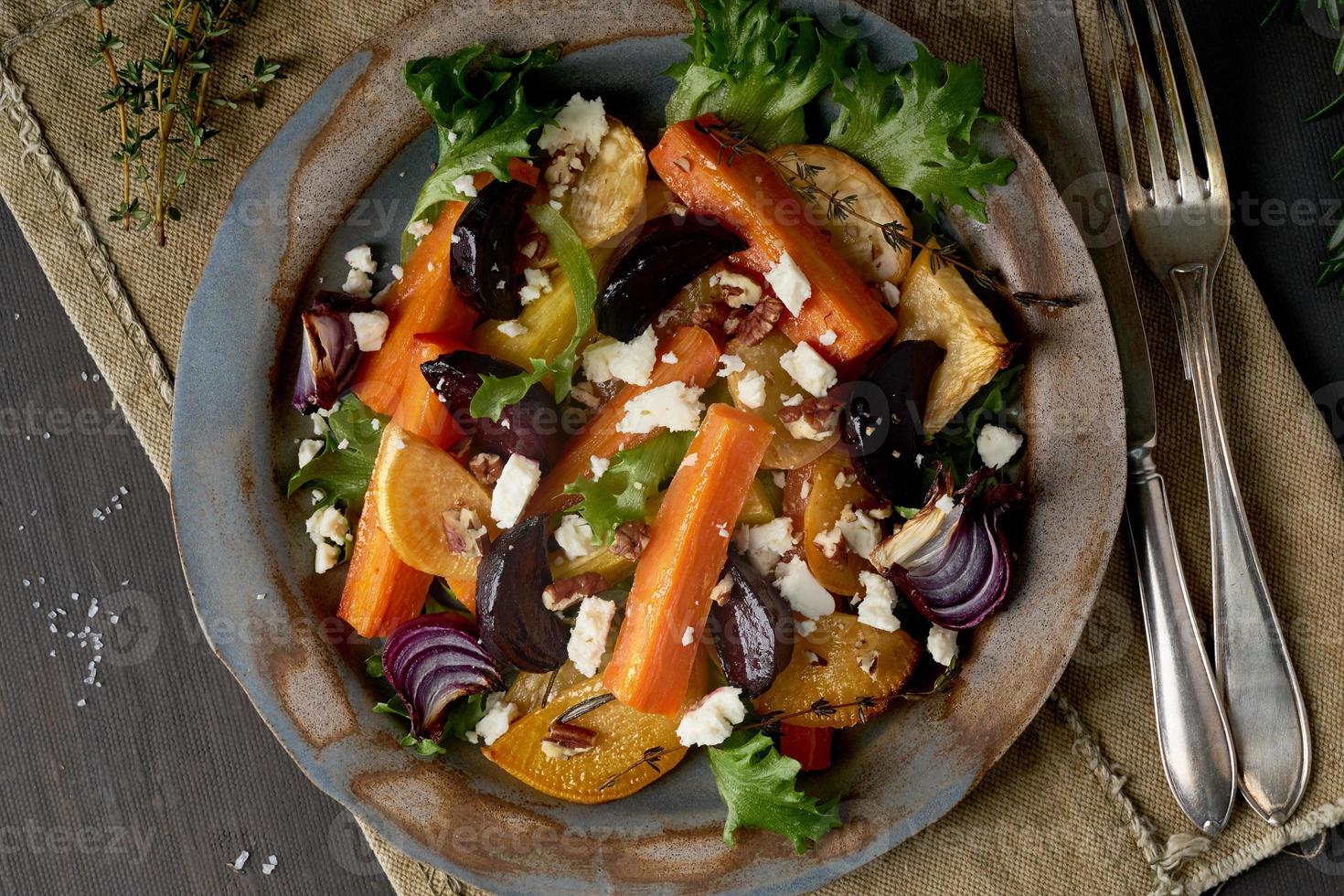 ensalada vegetariana queso de oveja, verduras asadas al horno, dieta keto cetogénica dash foto