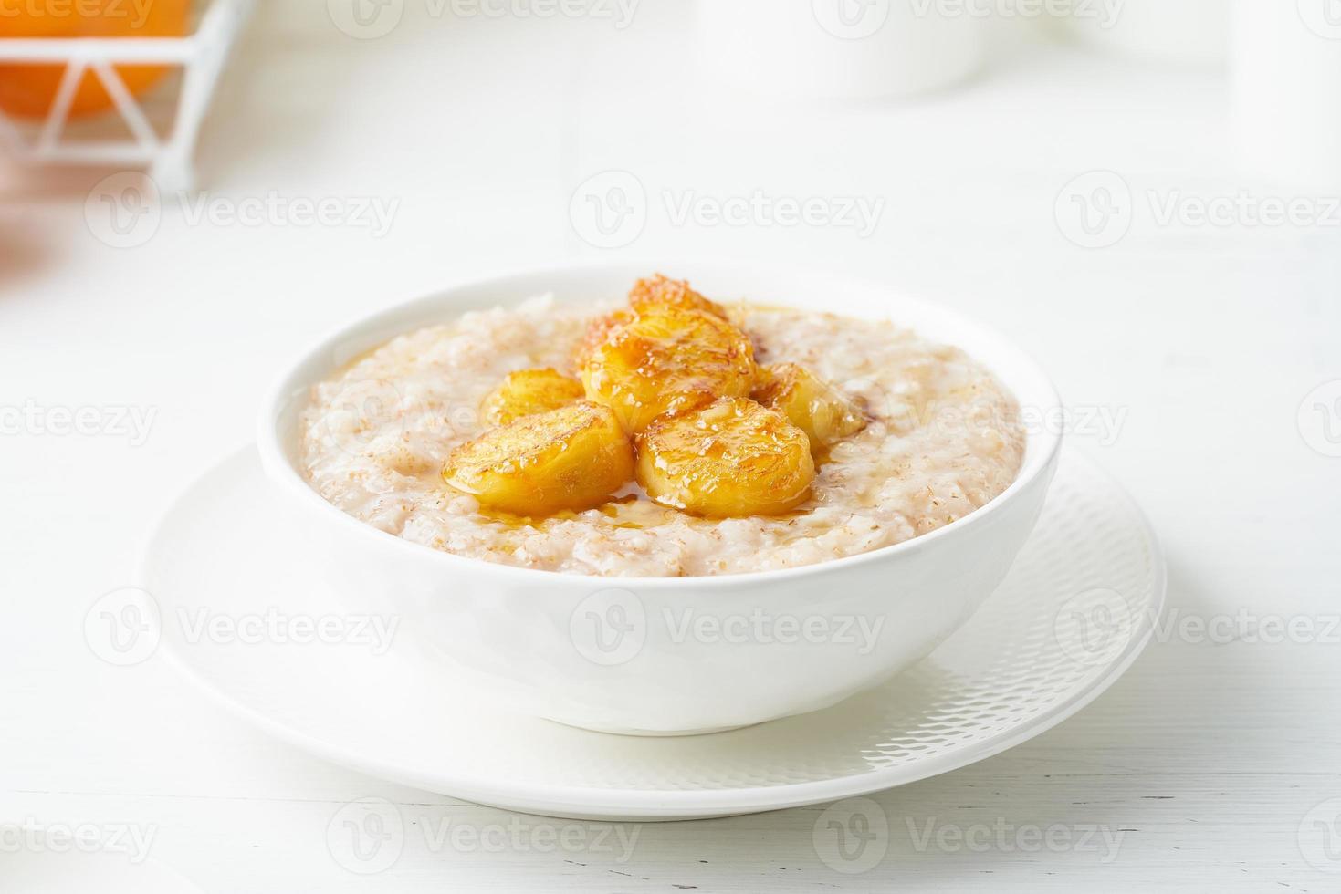 avena integral, tazón grande de avena con plátano caramelizado para el desayuno foto