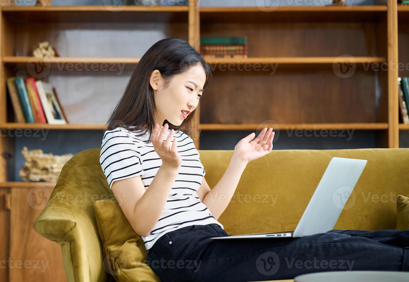 chica asiática levantando las manos sorprendida, gesto de indignación. mujer mirando shock foto