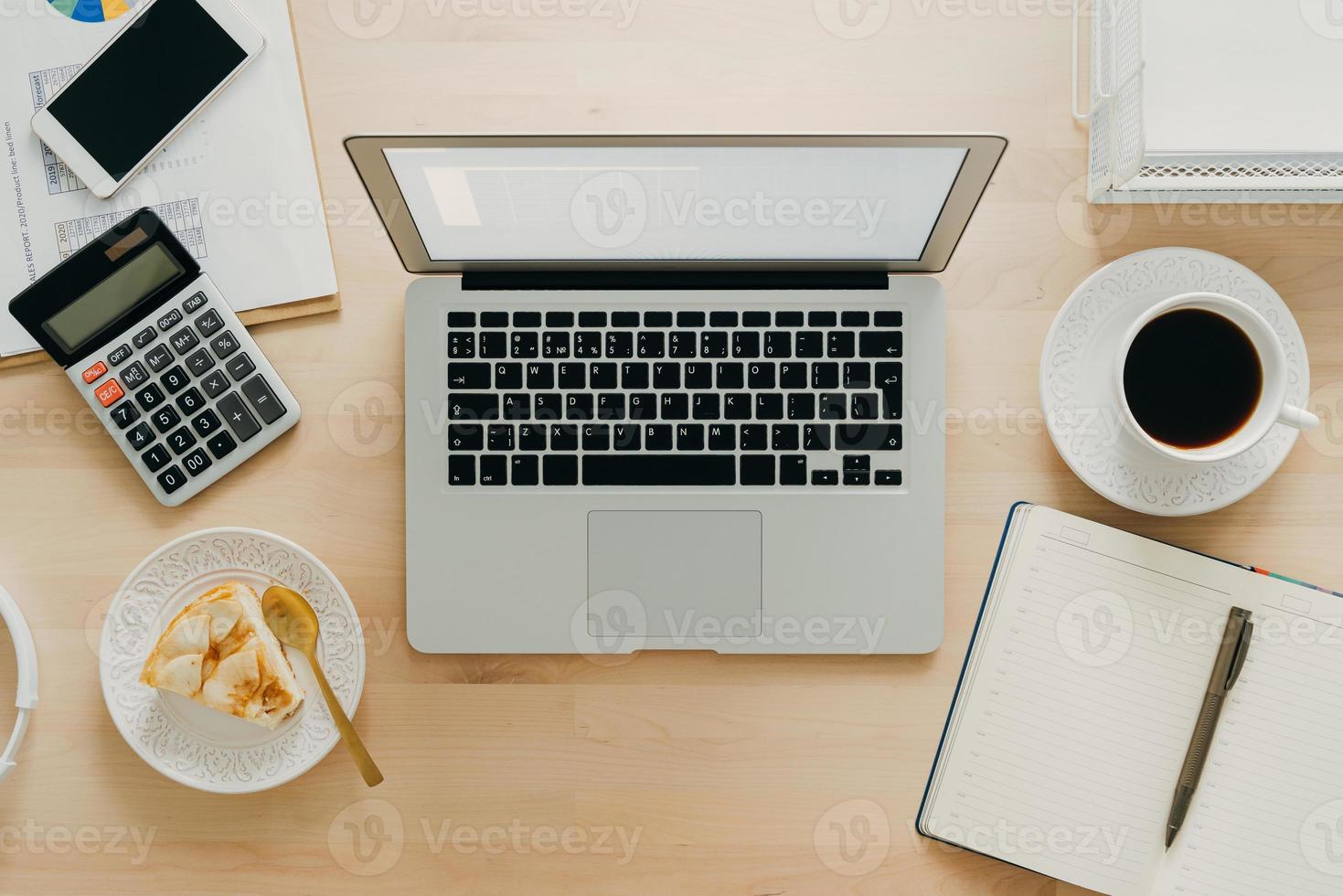 trabajo desde casa, aprendizaje en línea. escritorio de madera, mesa. vista superior. educación a distancia. comida con trabajo. foto