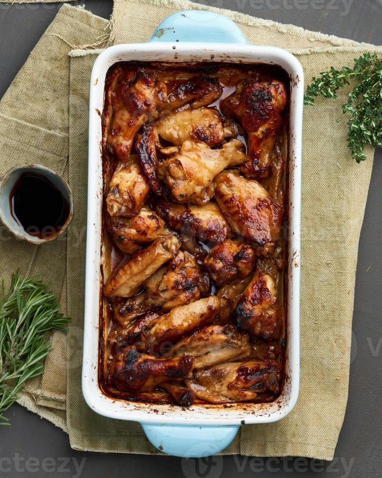 alitas de pollo a la barbacoa. olla de cocción lenta dulce y picante. pollo marinado al horno foto