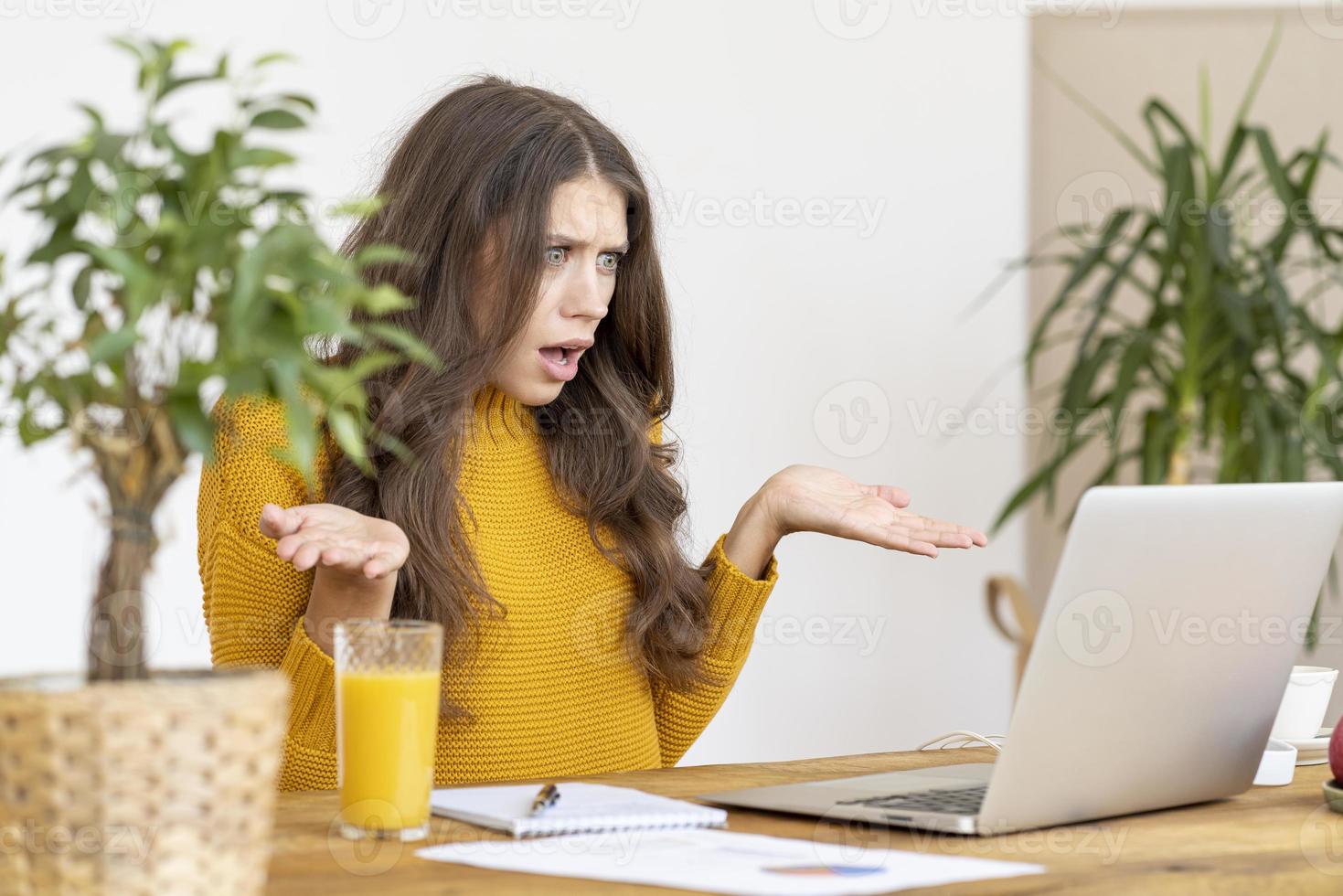 mujer enojada y molesta, sorprendida línea de internet rota. joven estudiante foto