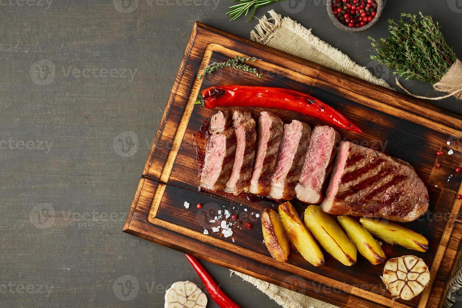 bistec de ternera de dieta cetocetogénica, lomo a la parrilla en tabla de cortar. receta de comida paleo con carne foto