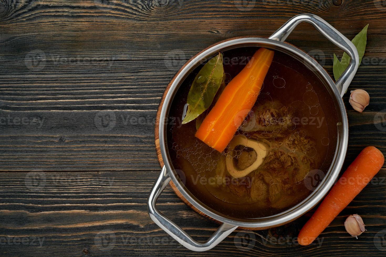 caldo de carne de res, osobuco con hueso, rica sopa en cacerola, larga cocción lenta y languideciente. foto