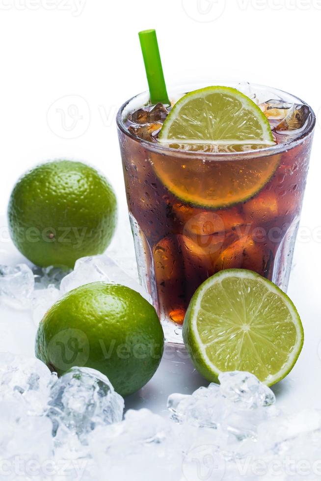 cóctel fresco con refresco de cola y lima foto