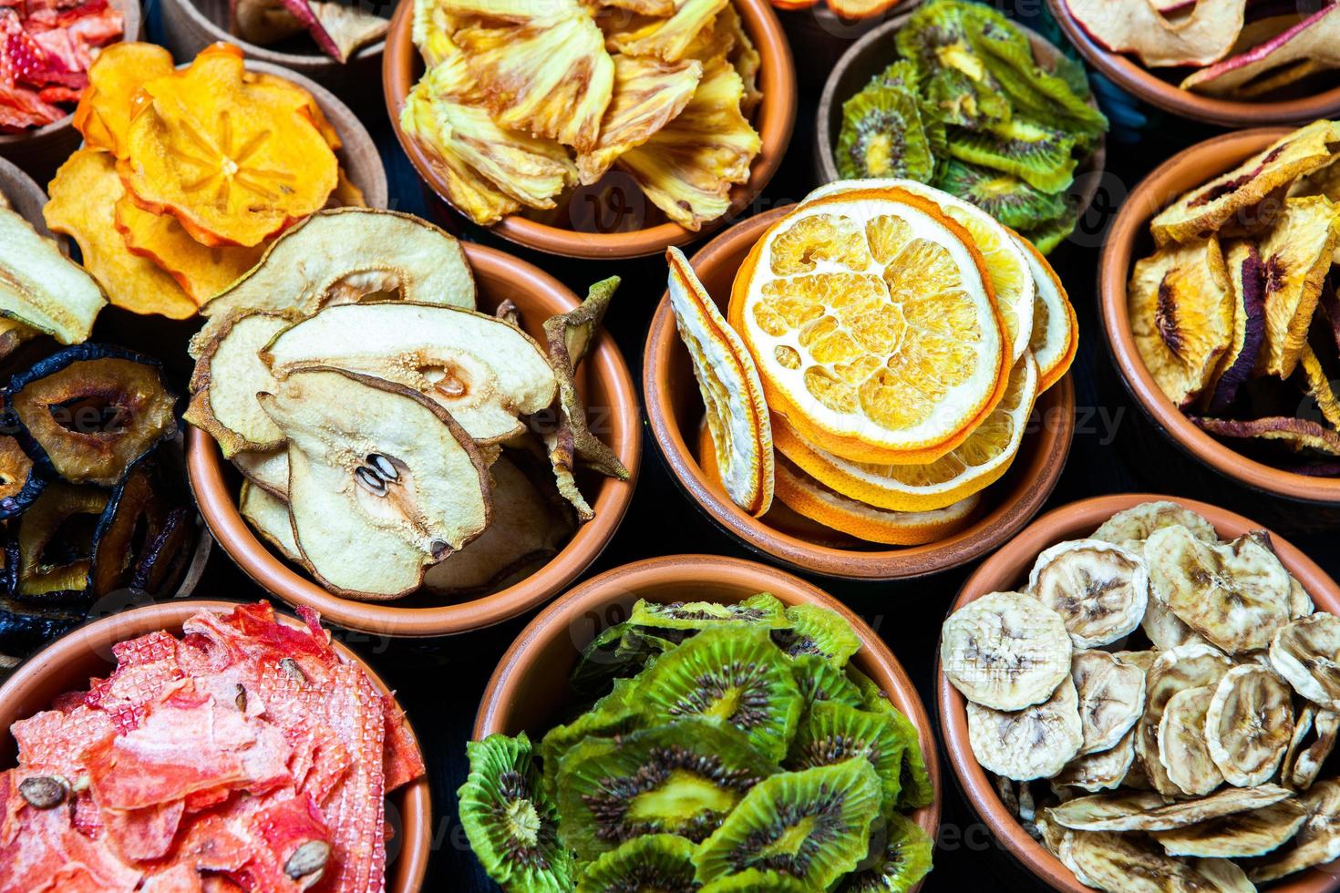 mezcla de frutas secas variadas orgánicas y saludables de cerca. bocadillos de frutas secas. manzanas secas, mango, feijoa, albaricoques secos, vista superior de ciruelas pasas foto