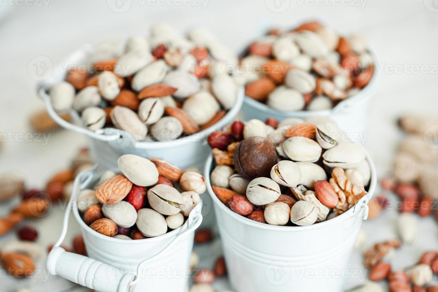 frutos secos variados para un fondo de almendras, nueces, anacardos, pistachos, avellanas, cacahuetes, macadamia colección de diferentes variedades de frutos secos. composición con frutos secos alimentos saludables. orgánico. foto