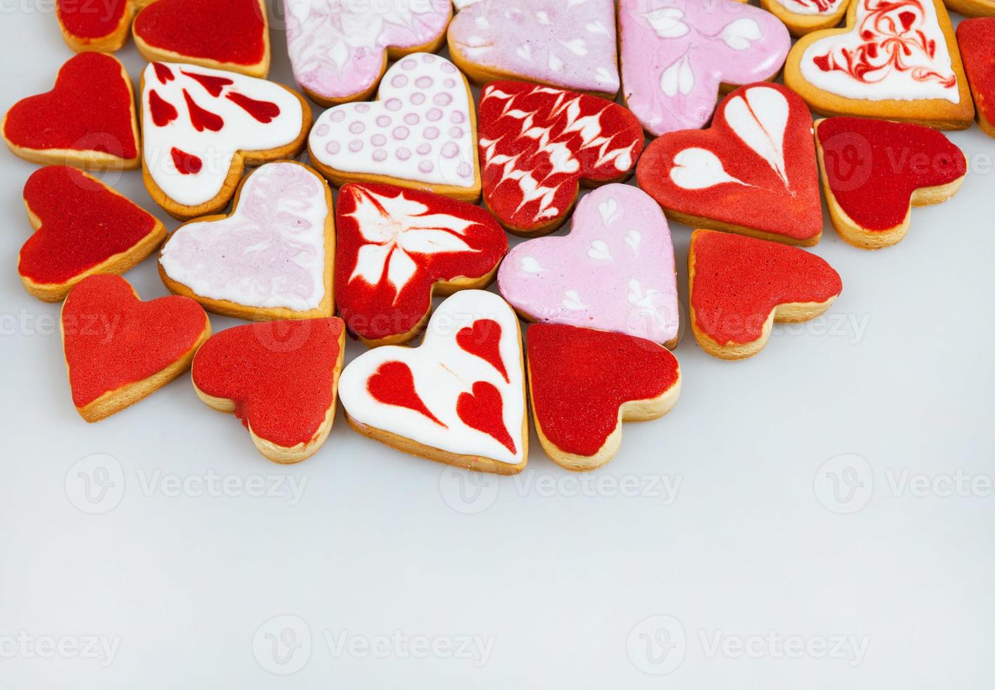 galletas del día de san valentín. galletas en forma de corazón para el día de san valentín. galletas en forma de corazón rojo y rosa. patrón romántico sin costuras con corazones de galletas. foto