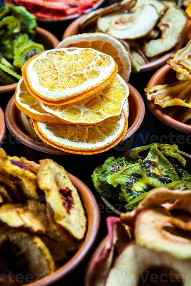 mezcla de frutas secas variadas orgánicas y saludables de cerca. bocadillos de frutas secas. manzanas secas, mango, feijoa, albaricoques secos, vista superior de ciruelas pasas foto