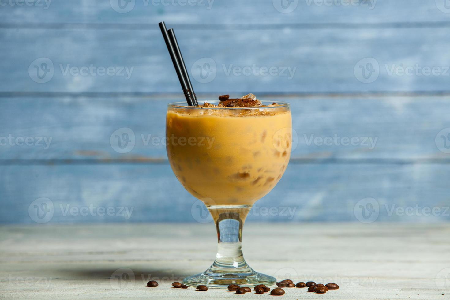 varios cócteles alcohólicos sobre fondo blanco. coloridos cócteles de cerca. bebida de cóctel de jugo de frutas. cócteles variados. vasos de bebidas de frutas con cubitos de hielo en la mesa del café foto