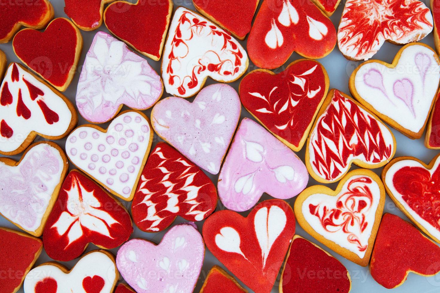 galletas del día de san valentín. galletas en forma de corazón para el día de san valentín. galletas en forma de corazón rojo y rosa. patrón romántico sin costuras con corazones de galletas. foto