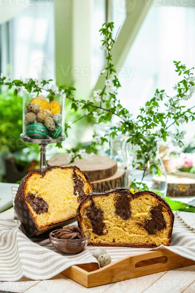 panettone casero. pan dulce tradicional italiano. panettone con una rodaja servido en una mesa de madera. foto