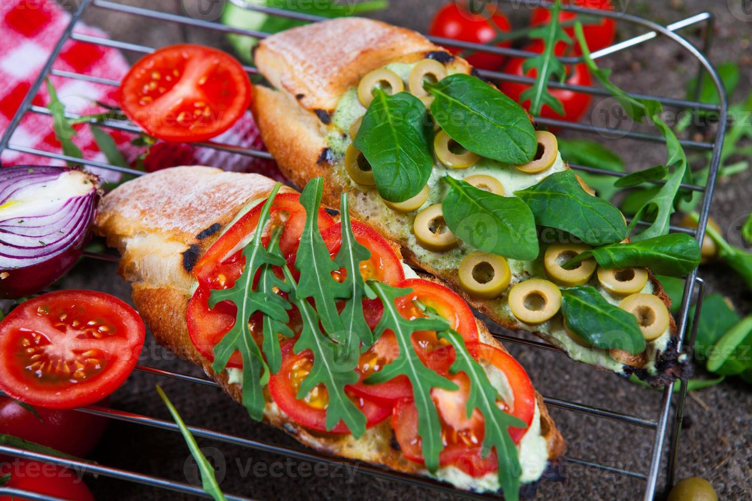 bruschettas apetitosas. bruschetta italiana tradicional. sándwich abierto con salmón y verduras. deliciosa comida saludable. cocina europea. foto