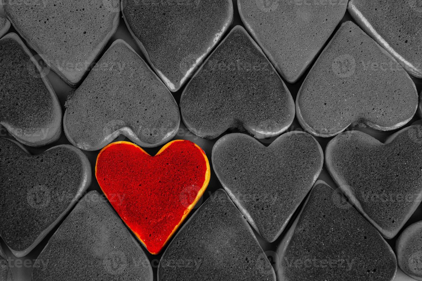 galletas del día de san valentín. galletas en forma de corazón para el día de san valentín. galletas en forma de corazón rojo y rosa. patrón romántico sin costuras con corazones de galletas. foto