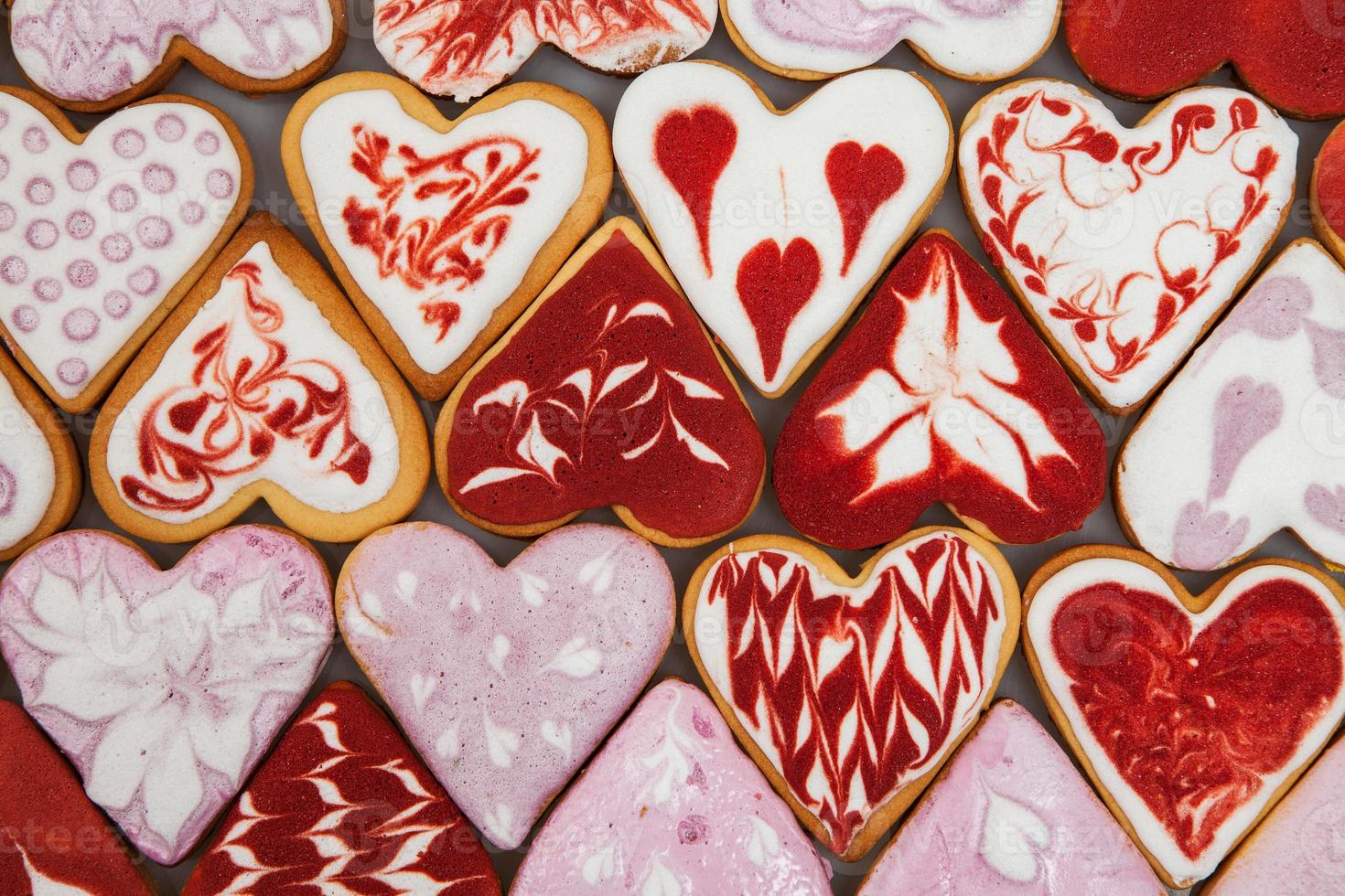 galletas del día de san valentín. galletas en forma de corazón para el día de san valentín. galletas en forma de corazón rojo y rosa. patrón romántico sin costuras con corazones de galletas. foto