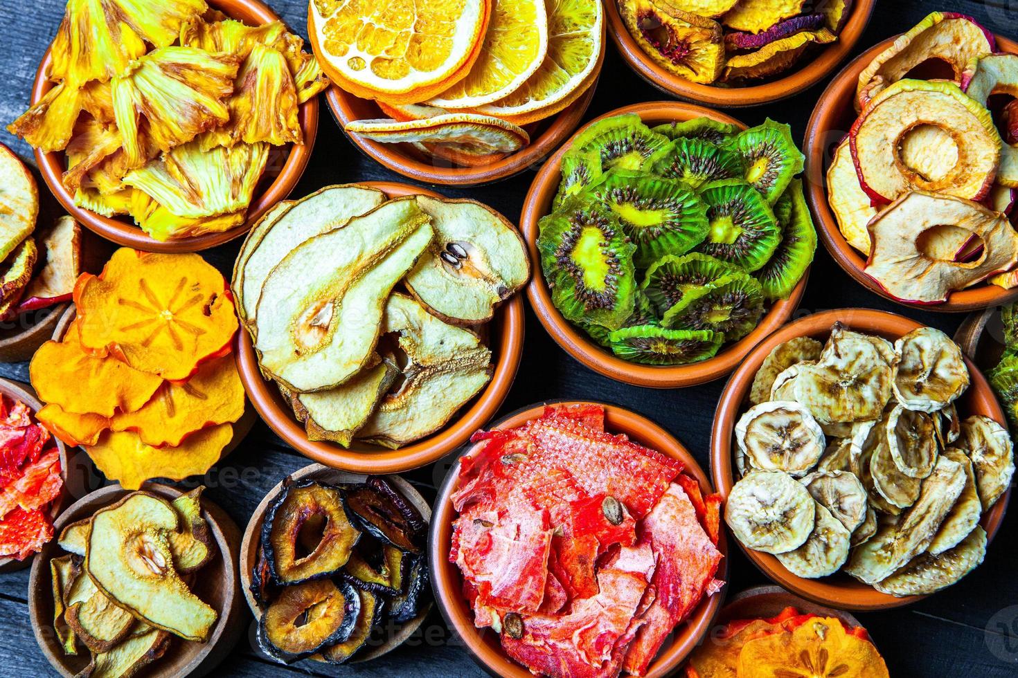 mezcla de frutas secas variadas orgánicas y saludables de cerca. bocadillos de frutas secas. manzanas secas, mango, feijoa, albaricoques secos, vista superior de ciruelas pasas foto