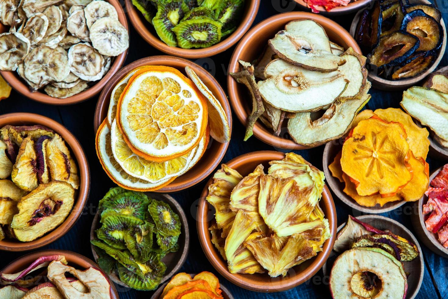 mezcla de frutas secas variadas orgánicas y saludables de cerca. bocadillos de frutas secas. manzanas secas, mango, feijoa, albaricoques secos, vista superior de ciruelas pasas foto