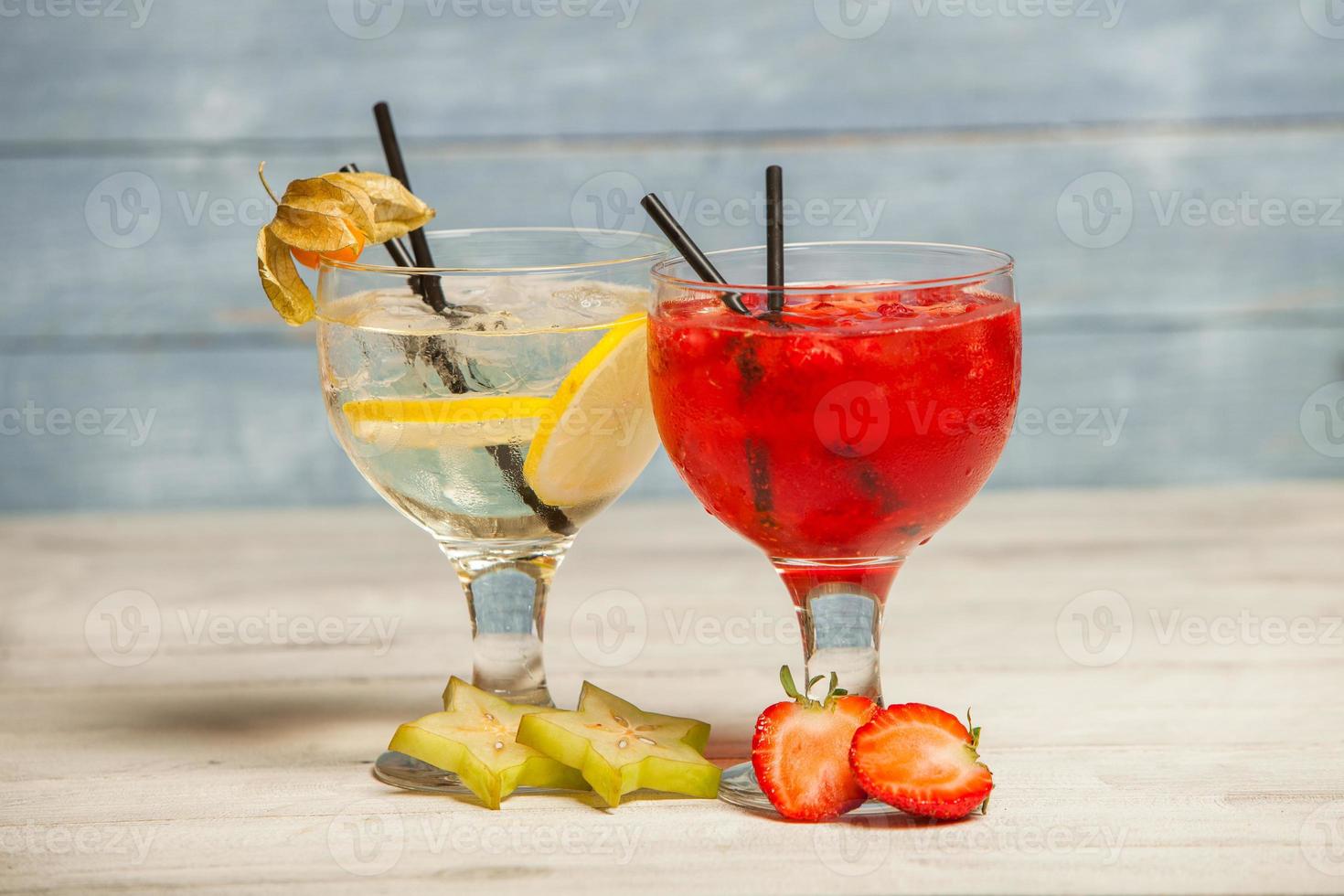 varios cócteles alcohólicos sobre fondo blanco. coloridos cócteles de cerca. bebida de cóctel de jugo de frutas. cócteles variados. vasos de bebidas de frutas con cubitos de hielo en la mesa del café foto