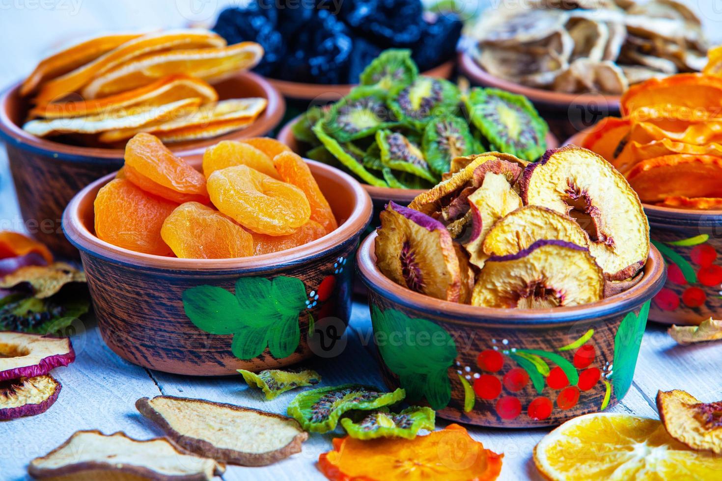 mezcla de frutas secas variadas orgánicas y saludables de cerca. bocadillos de frutas secas. manzanas secas, mango, feijoa, albaricoques secos, vista superior de ciruelas pasas foto