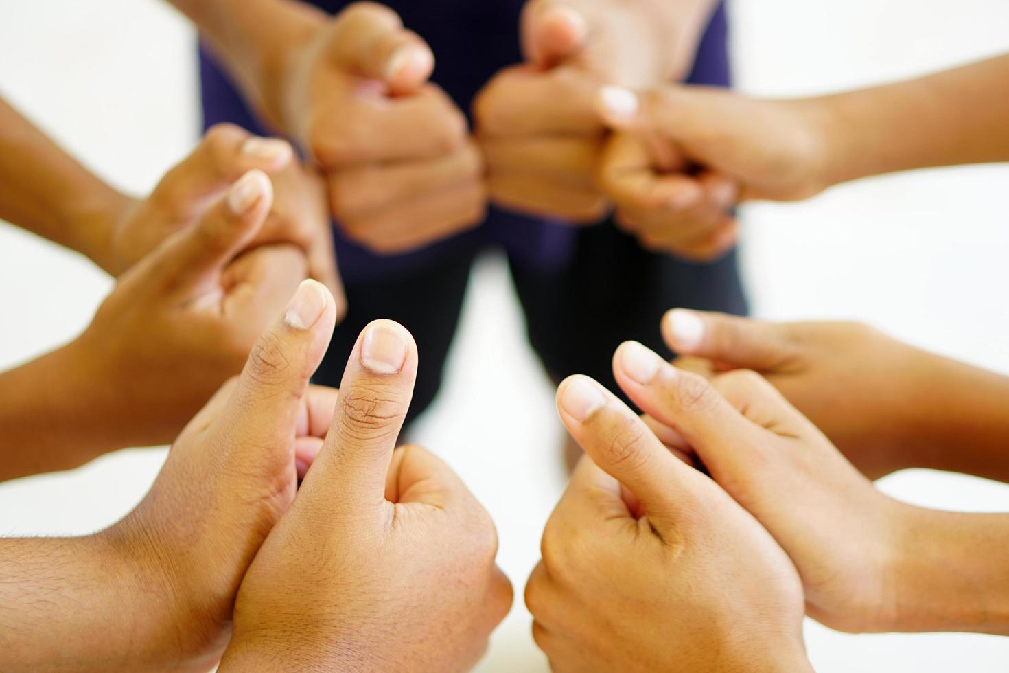 el trabajo en equipo de los cinco altos como equipo, las manos aéreas bendicen al equipo de etiqueta de poder. grupos multiétnicos se unen en la comunidad de voluntarios. concepto de éxito del equipo empresarial de cooperación. foto