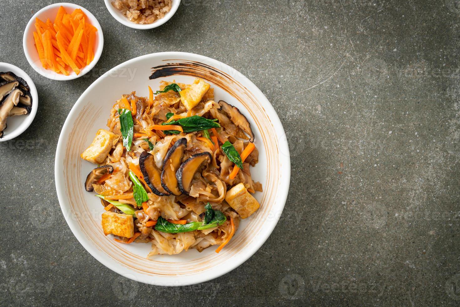 stir-fried noodles with tofu and vegetables 7287108 Stock Photo at Vecteezy