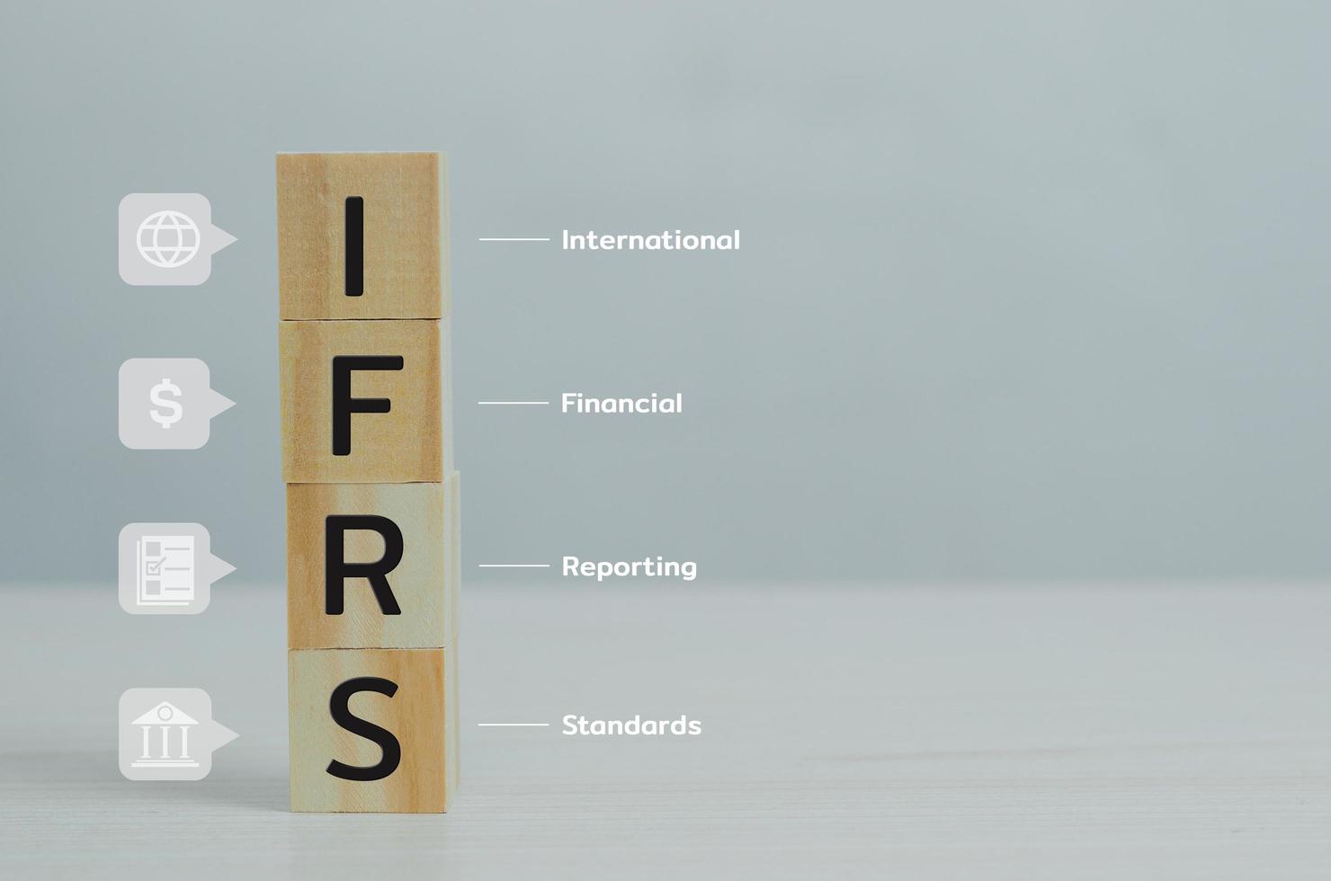 cubos de madera ifrs estándares internacionales de información financiera con espacio de mesa y copia. conceptos financieros comerciales. foto