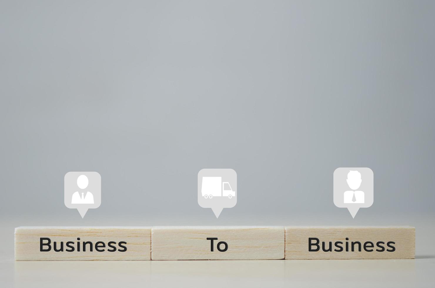 cubos de madera con b2b de empresa a empresa e iconos en la mesa y copia space.conceptos de negocio. foto