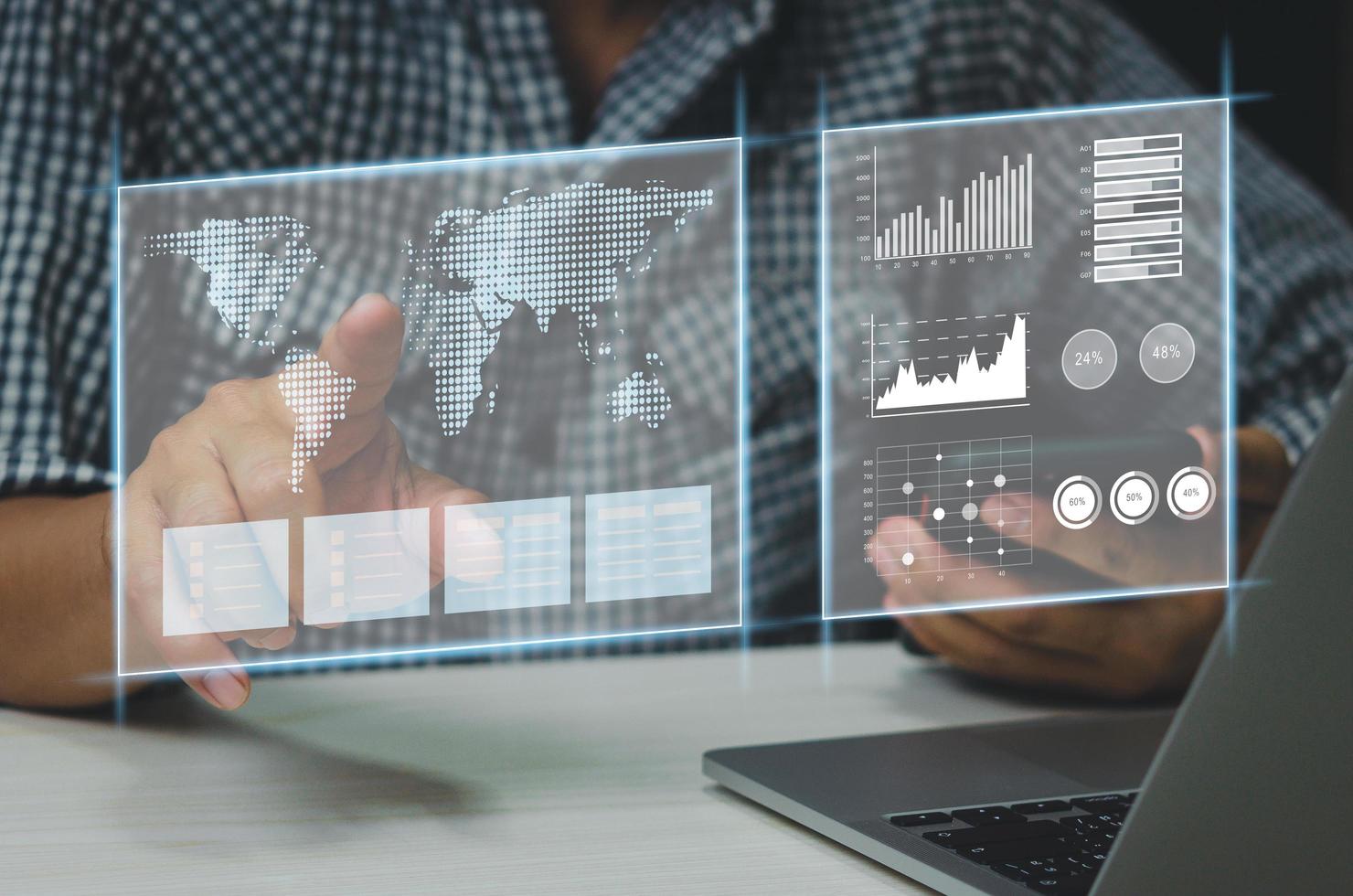 gráfico y gráfico de pantalla virtual táctil del dedo del hombre de negocios. foto