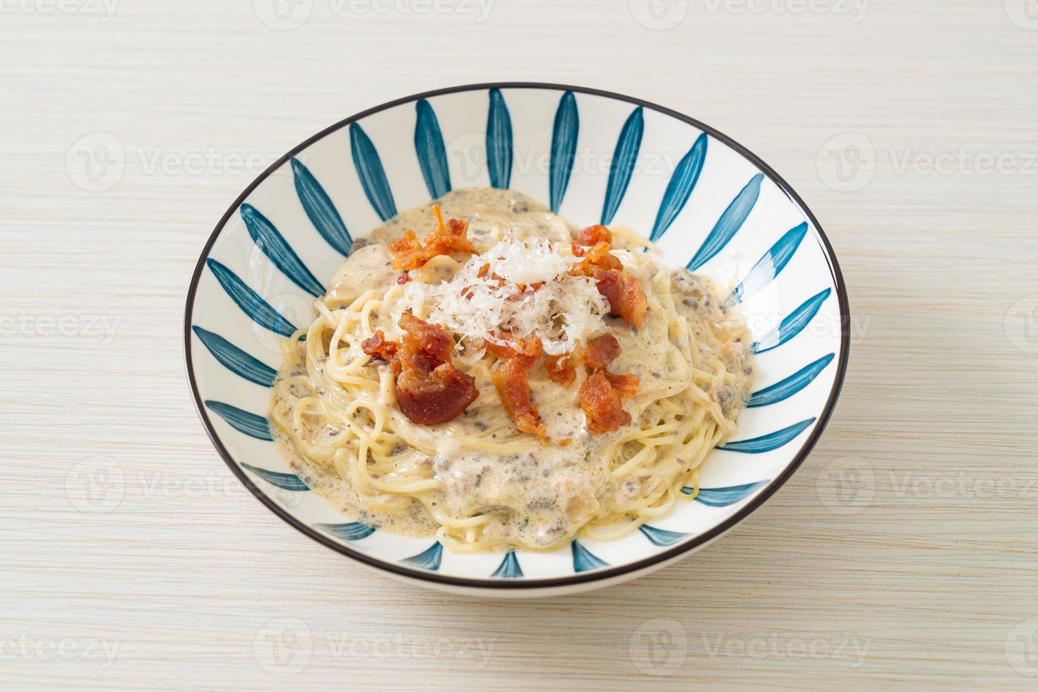 spaghetti with truffle cream sauce and mushroom photo