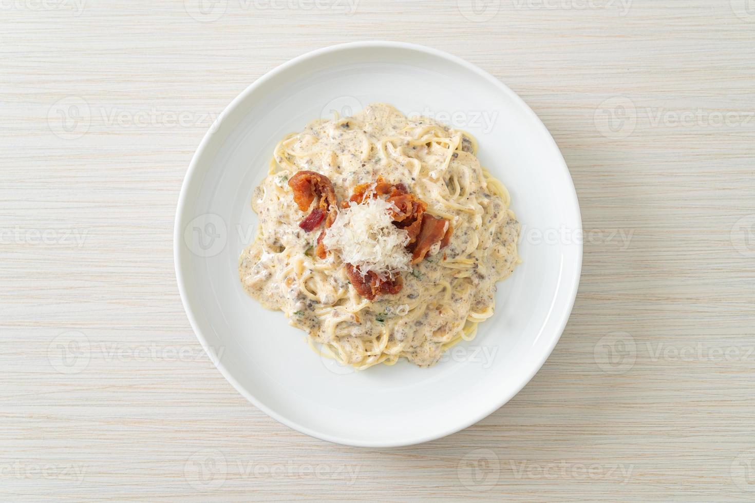 spaghetti with truffle cream sauce and mushroom photo