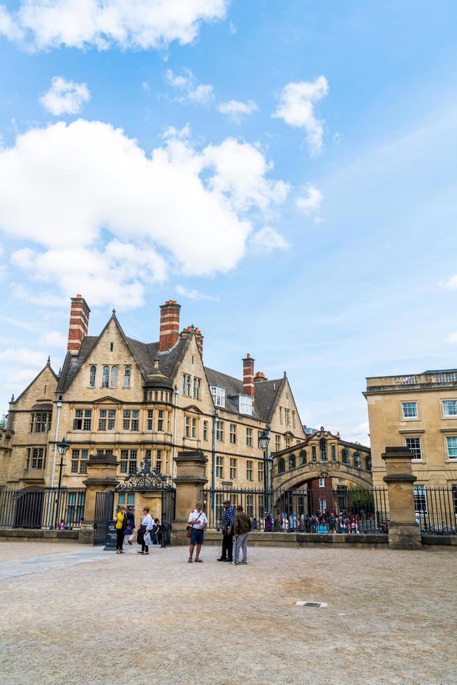 oxford, reino unido - 29 de agosto de 2019 - el puente de los suspiros que conecta dos edificios en hertford college en oxford, inglaterra. foto