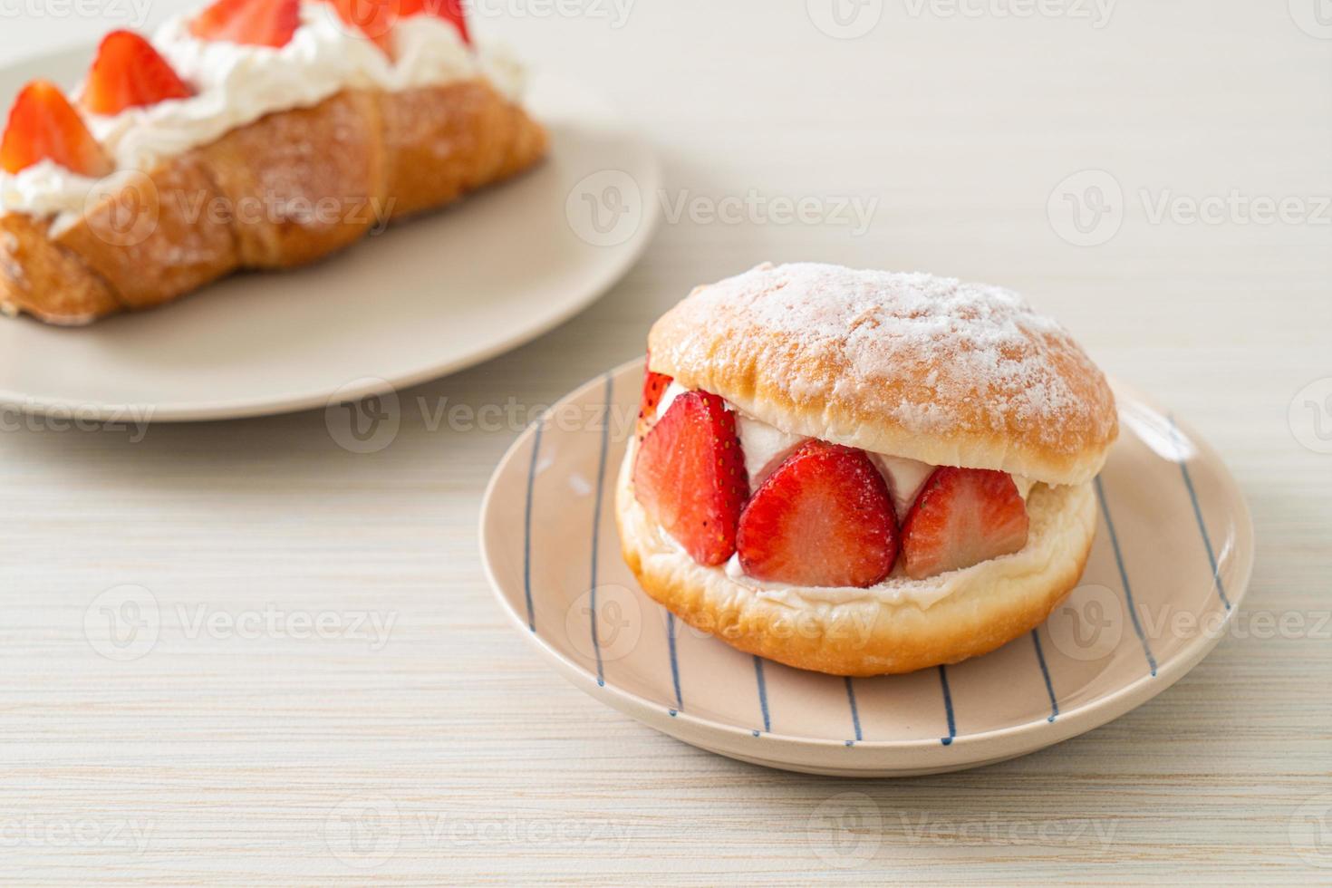 donut burger fresa con crema de queso fresco o moritozzo foto