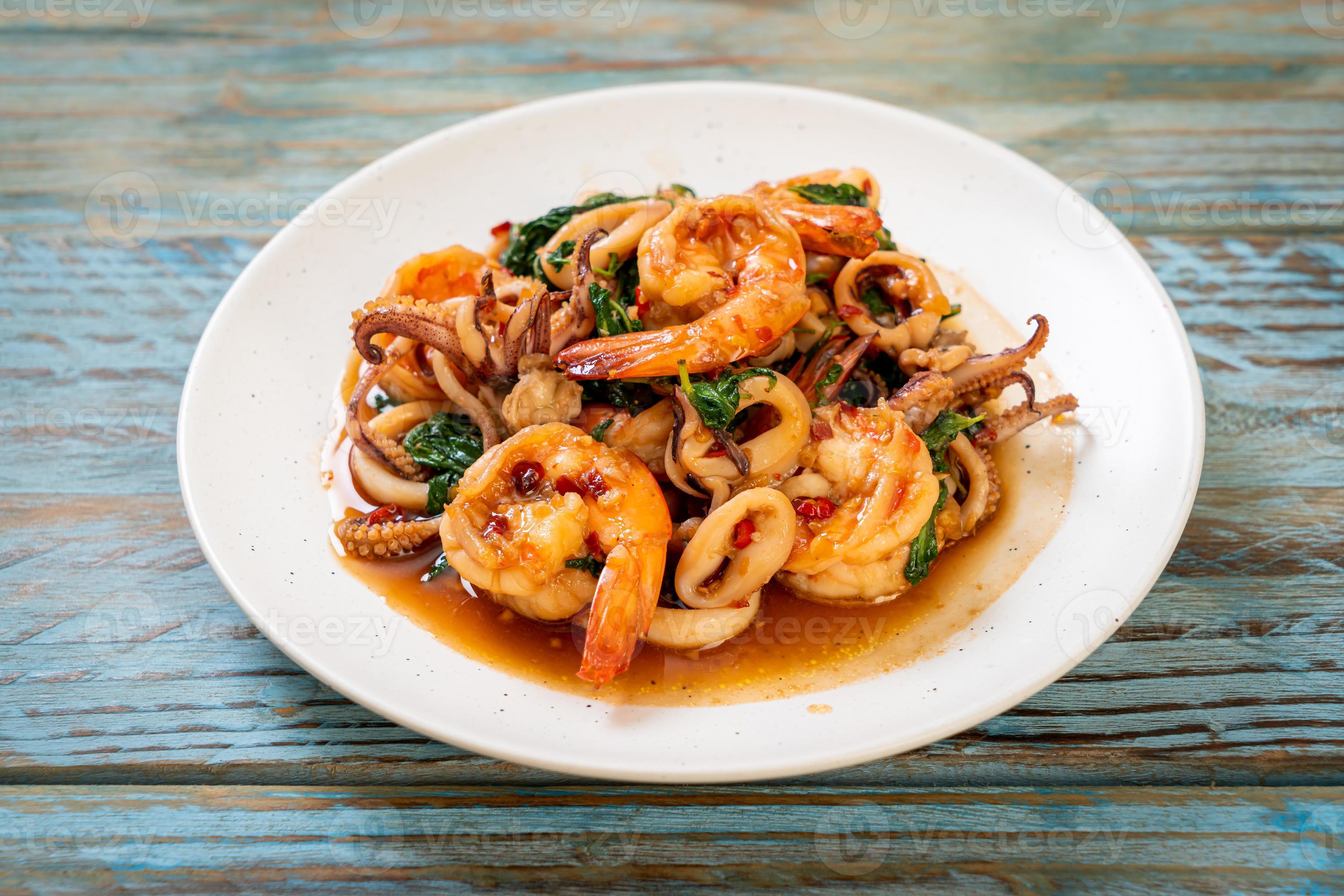 stir-fried seafood with Thai basil 7287627 Stock Photo at Vecteezy