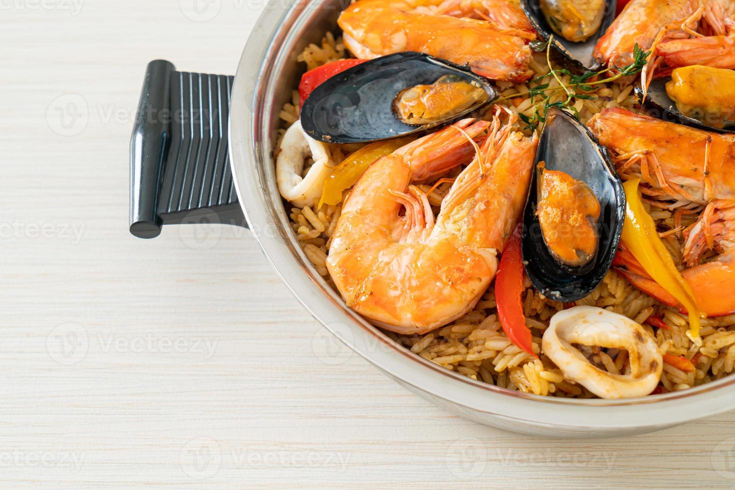 paella de marisco con gambas, almejas, mejillones sobre arroz con azafrán foto