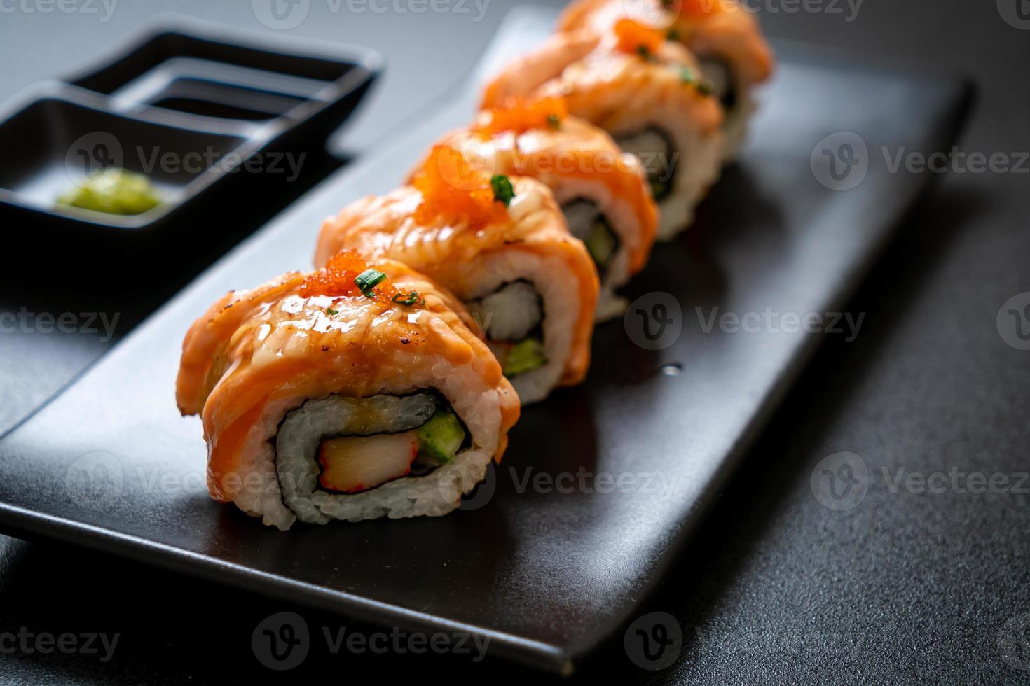 rollo de sushi de salmón a la parrilla con salsa foto