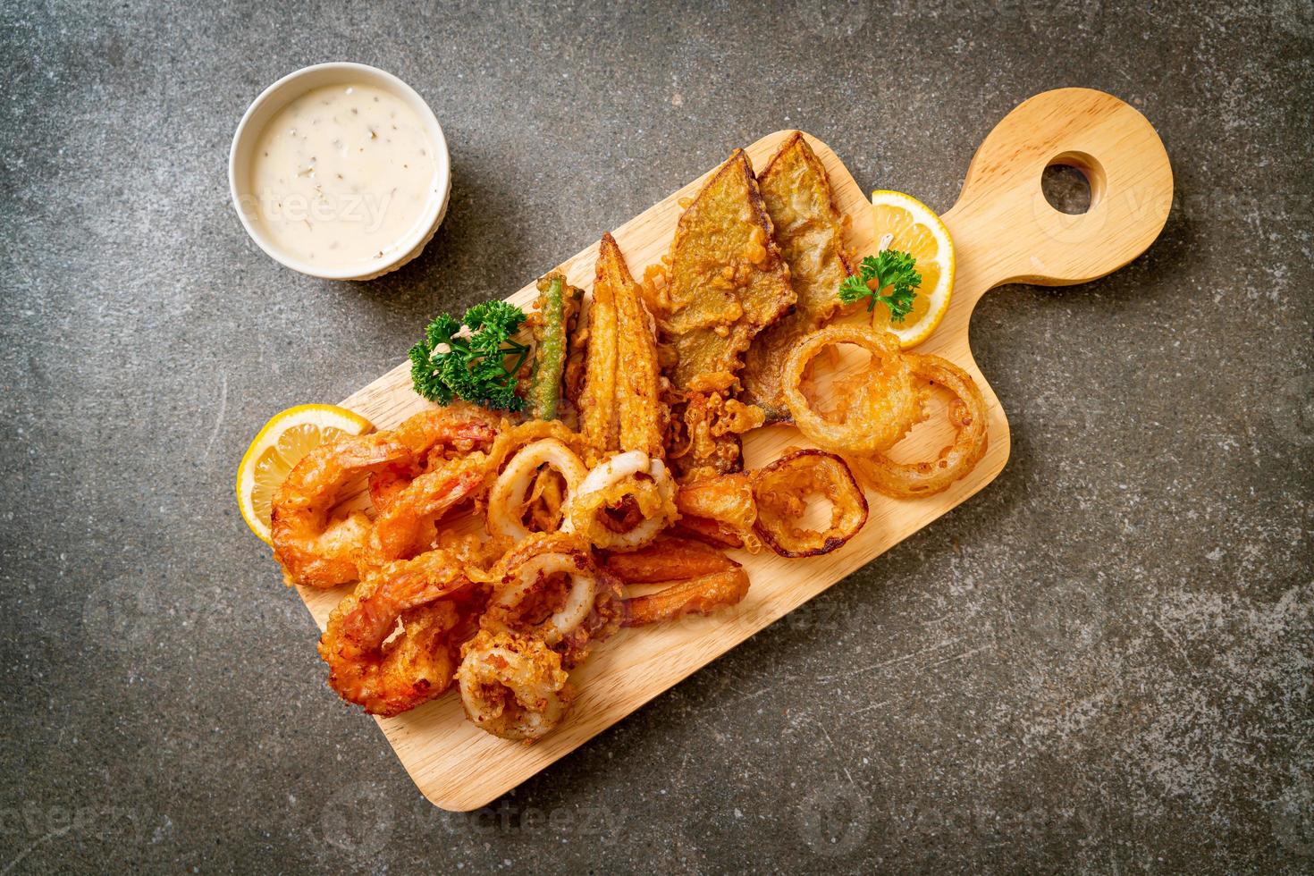 deep fried seafood with mix vegetable 7287854 Stock Photo at Vecteezy
